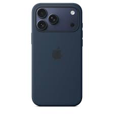 Grijze smartphone met drie camera's en een blauwe hoes.