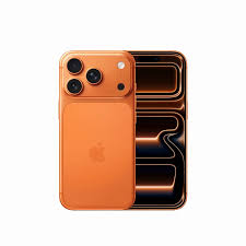 Een oranje smartphone met een verbeterd cameraontwerp en een zwarte achterzijde.